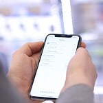 Customer asking an AI assistant on a phone to recommend a local business