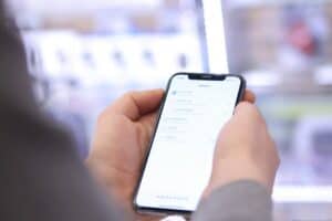 Customer asking an AI assistant on a phone to recommend a local business